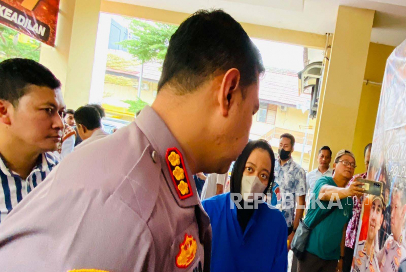 Polresta Bogor Kota, Kombes Pol Bismo Teguh Prakoso, berbincang dengan pelaku penipuan umroh berinisial CV (38). 