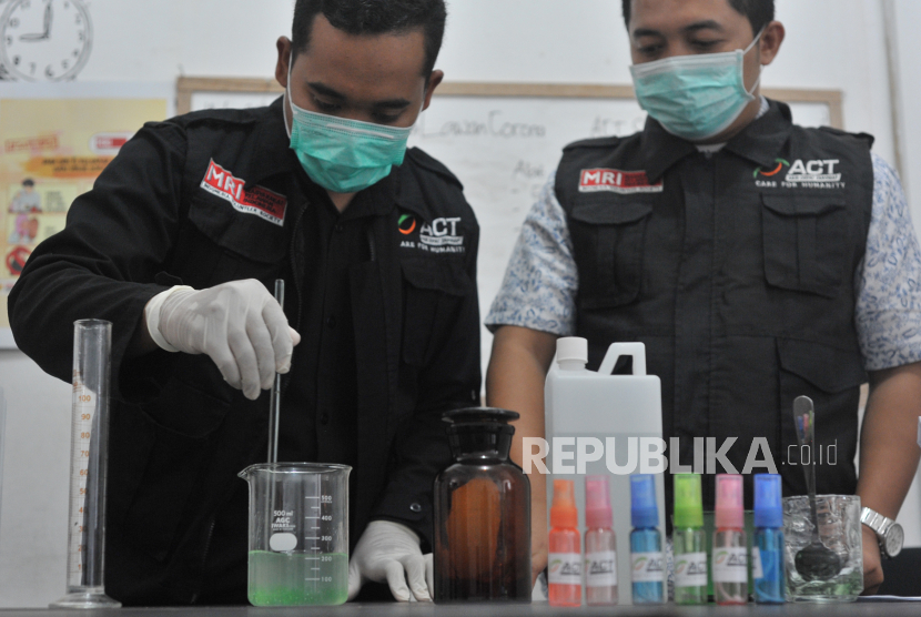 ilustrasi. Relawan Aksi Cepat Tanggap (ACT) meracik cairan pencuci tangan atau hand sanitizer di Kantor ACT Palembang, Sumatera Selatan, Kamis (19/3/2020). ACT membuat hand sanitizer sendiri dengan panduan yang dibagikan oleh BPOM dan dalam pengawasan ahli kimia untuk dibagikan pada warga yang membutuhkan. 