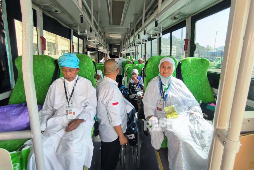 Jamaah haji lansia dan berkebutuhan khusus dalam proses pengantaran ke hotel masing-masing setelah safari wukuf beberapa hari lalu, Sabtu (1/7/2023).