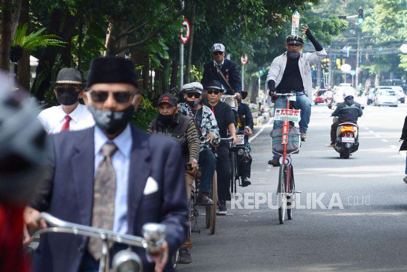 Pesepeda yang tergabung dalam Paguyuban Sapedah Baheula Bandoeng (PSBB), melewati kawasan Gedung Sate, saat berkeliling Kota Bandung, dalam rangka menyambut Hari Guru Nasional, Rabu (25/11). Selain itu, mereka juga mengkampanyekan lawan Covid salah satunya dengan bersepeda untuk meningkatkan imunitas tubuh. Kondisi penyebaran Covid-19 di Kota Bandung masuk tahap darurat.