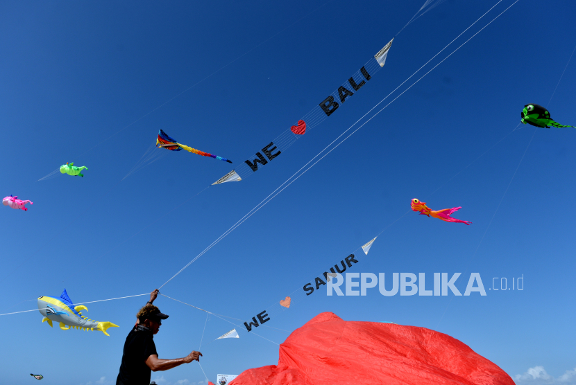Peserta Sanur International Kite Festival 2022 menerbangkan layang-layang di Pantai Mertasari, Denpasar, Bali, Jumat (12/8/2022). Festival layang-layang internasional tersebut diikuti oleh peserta dari berbagai negara seperti Indonesia, Australia, Polandia, Jepang dan Filipina dengan ratusan layang-layang berbagai bentuk dan ukuran. 