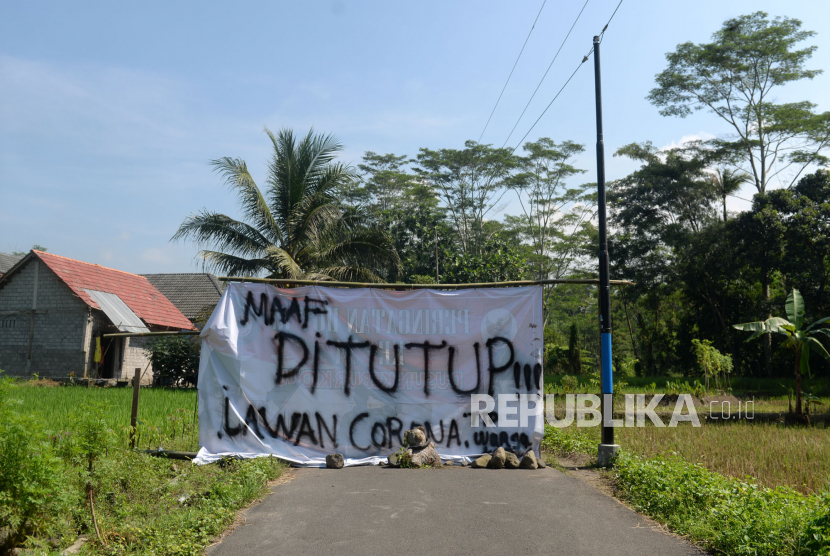 Warga Karantina Wilayah Mandiri. Beberapa spanduk warga saat karantina wilayah secara mandiri di titik berbeda di Sleman, Yogyakarta, Ahad (29/3). Gabungan Perusahaan Makanan Ternak (GPMT) meminta agar transportasi dan distribusi yang berhubungan dengan pakan dan bahan ternak tidak dibatasi jika Pemerintah memberlakukan karantina wilayah (lockdown). Hal itu karena pakan adalah produk strategis pendukung sektor peternakan.