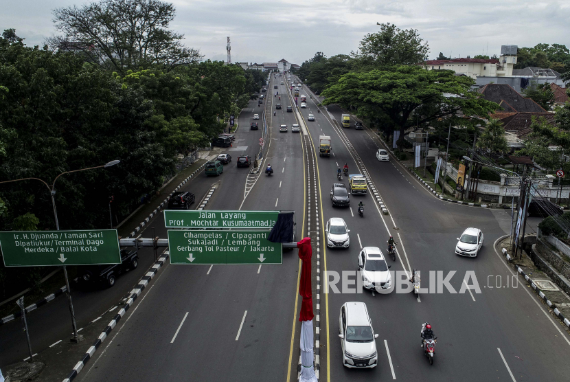 (ILUSTRASI) Lalu lintas di sekitar flyover dan Jalan Surapati, Kota Bandung.