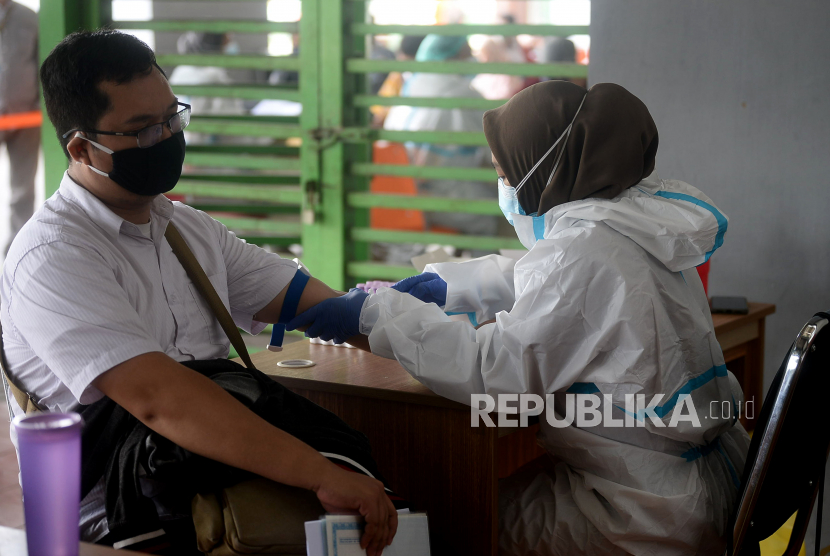 Warga diambil darahnya ketika mengikuti rapid test gratis di Stadion Patriot Chandrabaga, Kota Bekasi, Jawa Barat, Senin (2/11).