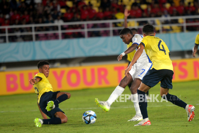 Penyerang Timnas U17 Panama, Kevin Walder melakukan tembakan ke gawang  Timnas U17 Ekuador pada pertandingan terakhir penyisihan Grup A Piala Dunia U17 2023 di Stadion Manahan, Surakarta, Jawa Tengah, Senin (13/11/2023). Pada babak pertama Ekuador unggul 1-0 atas Panama. Gol dicetak oleh Nek Ekuador Elkin Ruiz