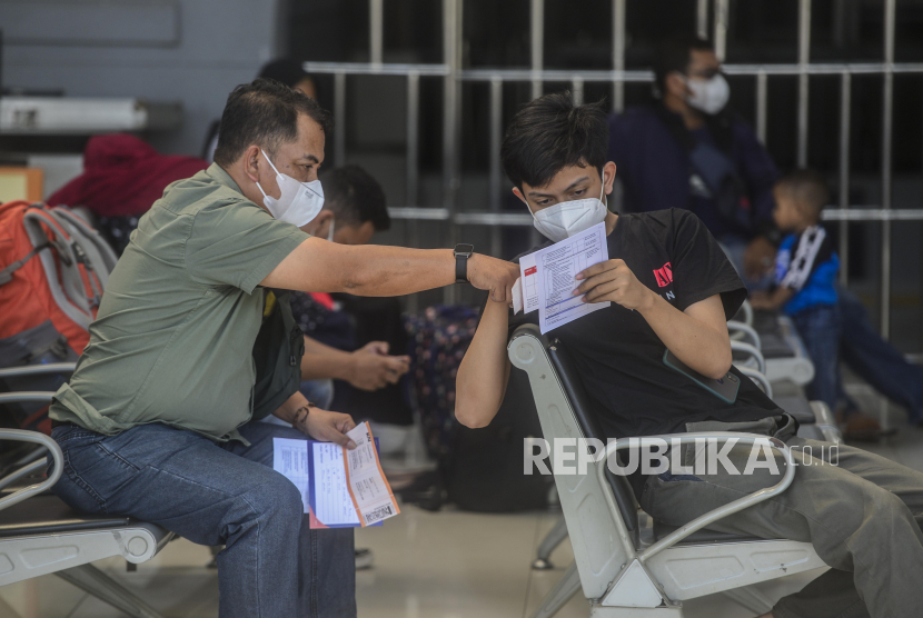 Sejumlah penumpang kereta menyiapkan dokumen keberangkatan di Stasiun Pasar Senen, Jakarta. Sejak diberlakukannya PPKM Darurat, terdapat penurunan jumlah penumpang kereta api jarak jauh (ilustrasi) 