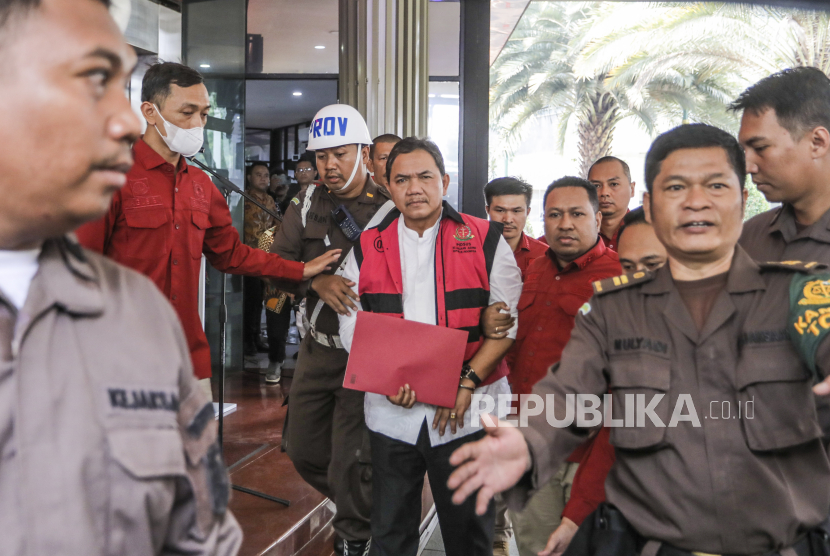 Anggota III Badan Pemeriksa Keuangan Republik Indonesia (BPK RI) Achsanul Qosasi (tengah). Pakar hukum minta pihak lain terlibat kasus BTS harus segera disasar Kejagung.