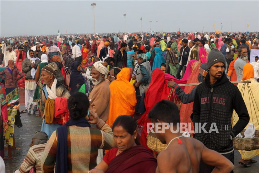  Peziarah Hindu berkumpul selama pameran tahunan Gangasagar Mela di Pulau Sagar, India 13 Januari 2023. Umat berkumpul di Pulau Sagar untuk berenang suci di perairan suci Sungai Gangga sebelum menyatu dengan Teluk Benggala, di Benggala Barat, 130km selatan di Kolkata.