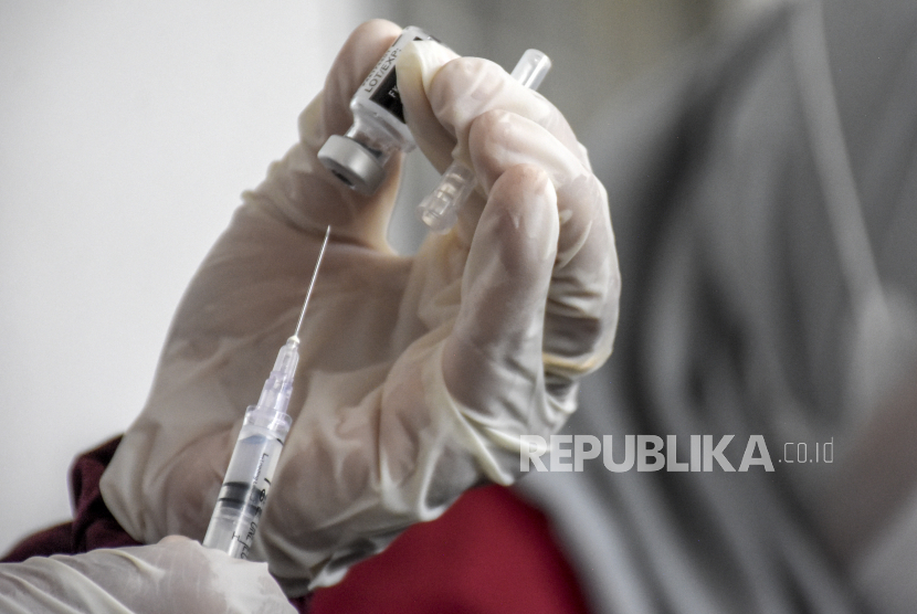 Vaksinator bersiap melakukan vaksinasi Covid-19, (ilustrasi).