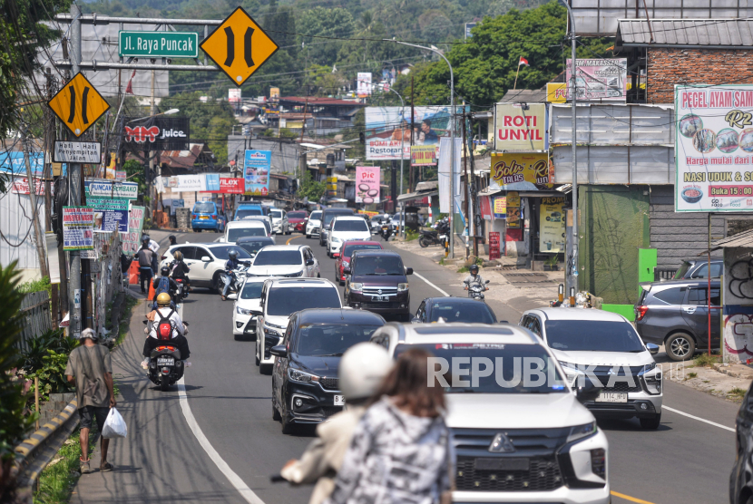 Sejumlah kendaraan bergerak melambat saat pemberlakuan satu arah menuju Jakarta di Kawasan Megamendung, Bogor, Jawa Barat, Senin (16/9/2024).