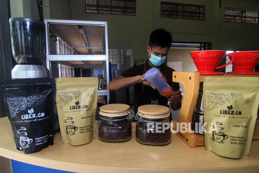 Seorang barista kedai kopi Liber.Co membuat racikan minuman kopi di Mini Industri Kampus Politeknik Negeri Sambas di Kabupaten Sambas, Kalimantan Barat, Rabu (7/4/2021) (ilustrasi).
