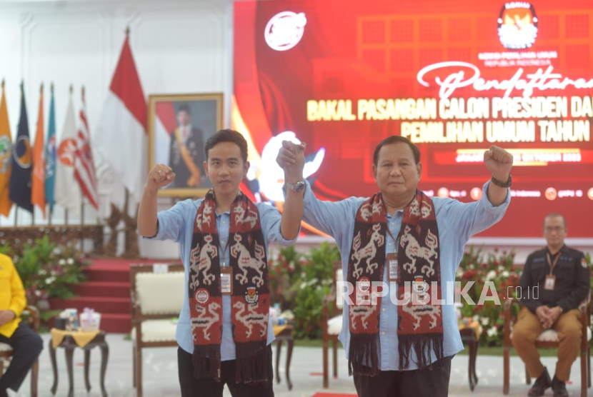 Pasangan calon presiden Prabowo Subianto dan calon wakil presiden Gibran Rakabuming Raka saat mendaftar di Kantor KPU Pusat, Jakarta Pusat, Rabu (25/10/2023). 