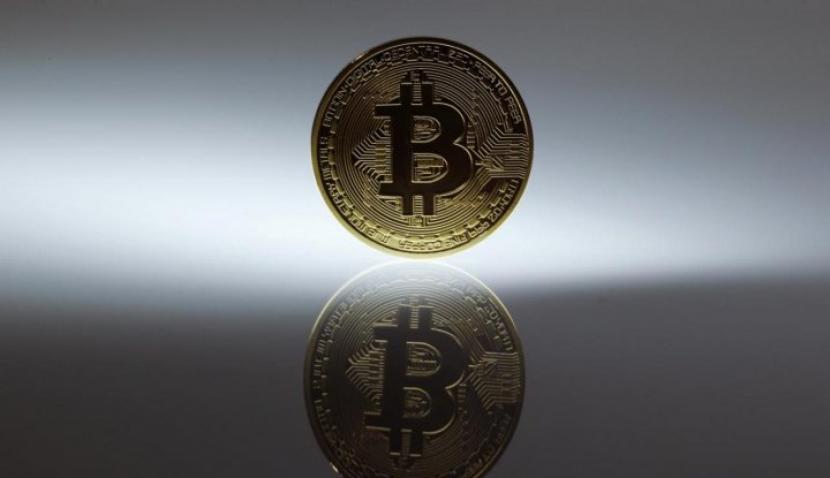 A mock Bitcoin is displayed on a table in an illustration picture taken in Berlin January 7, 2014. (Reuters/Pawel Kopczynski)