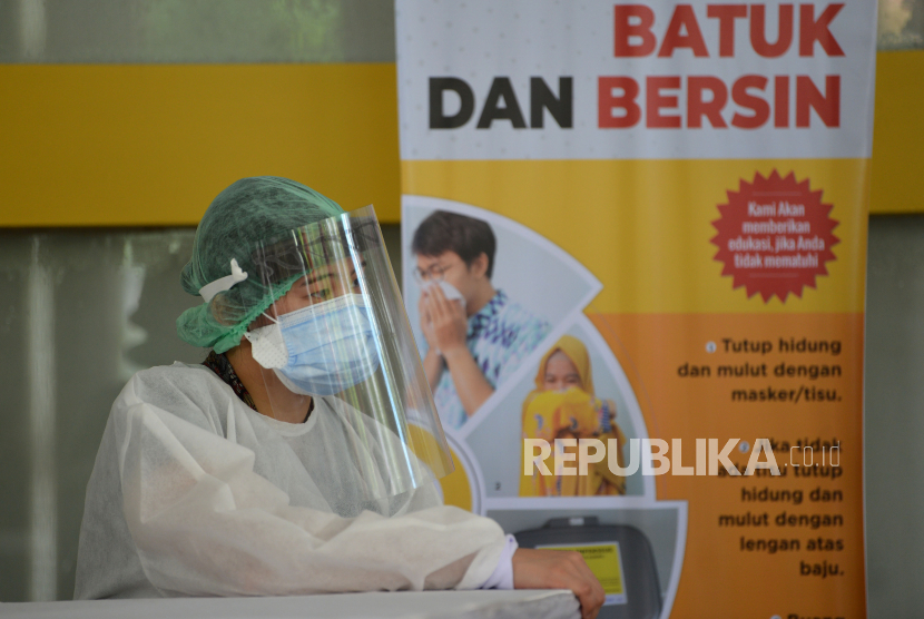 Petugas medis mengenakan alat pelindung diri lengkap di Rumah Sakit Umum Pusat Nasional (RSUPN) Dr. Cipto Mangunkusumo, Jakarta. Sejak Covid-19 mewabah di Indonesia, sudah 20 perawat meninggal dunia akibat infeksi virus corona tipe baru.