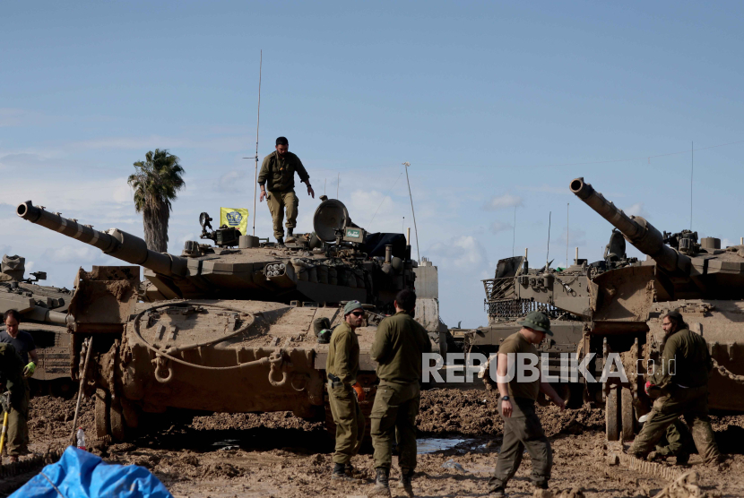 Tentara Israel menyiapkan tank di dekat perbatasan dengan Jalur Gaza di Israel selatan, 1 Februari 2024.