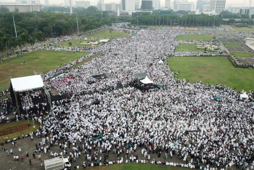 Ribuan warga mengikuti Aksi Damai Aliansi Rakyat Indonesia Bela Palestina di Monas, Jakarta, Ahad (5/11/2023). Salah satu peserta Aksi Bela Palestina berdoa semoga tak ada pertumpahan darah lagi.
