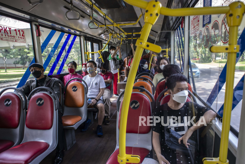 Sejumlah penumpang mengenakan masker dalam bus TransJakarta di kawasan Senayan, Jakarta, Ahad (24/10/2021). Pemerintah mengimbau kepada masyarakat untuk tetap menaati protokol kesehatan, khususnya saat menggunakan kendaraan umum seiring diterapkanyan kapasitas maksimum 100 persen untuk angkutan umum  pada penerapan PPKM level dua di wilayah DKI Jakarta. 