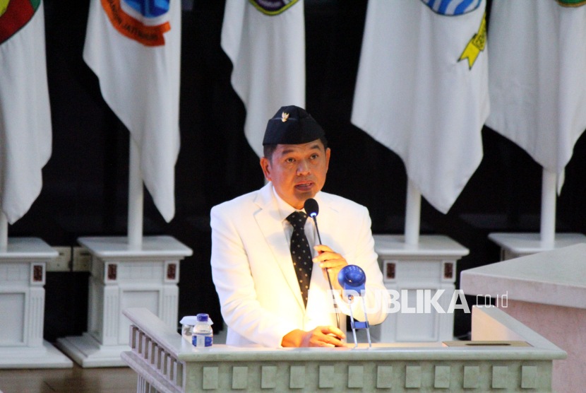 Pidato perdana Gubernur Jawa Barat (Jabar) terpilih Dedi Mulyadi saat Rapat Paripurna DPRD Jabar di Gedung DPRD Jabar, Jalan Diponegoro, Kota Bandung, Jumat (21/2/2025). Kepemimpinan Jabar resmi dijabat oleh Dedi Mulyadi dan Erwan Setiawan sebagai Gubernur dan Wakil Gubernur Jabar periode 2025-2030 dengan mengedepankan visi Jabar Istimewa, Kampung Diurus Kota Ditata.