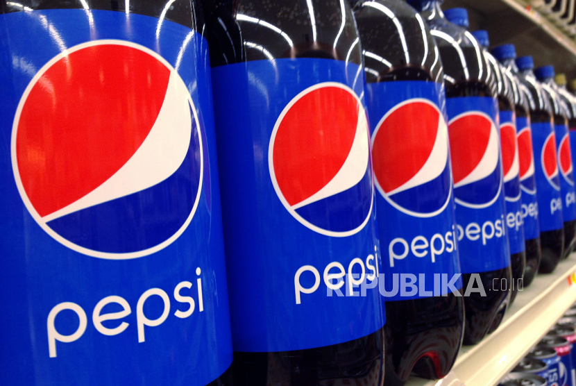 Deretan botol Pepsi di Supermarket. Pepsi adalah salah satu perusahaan yang masih bertahan di Rusia.