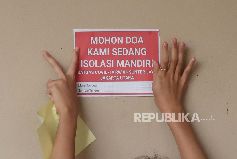 Warga terpapar Covid 19 menempelkan stiker bertuliskan: Mohon Doa Kami Sedang Isolasi Mandiri di depan rumahnya di lingkungan Komplek Depkes RW 04 Sunter Jaaya, Jakarta, Ahad (4/7). 