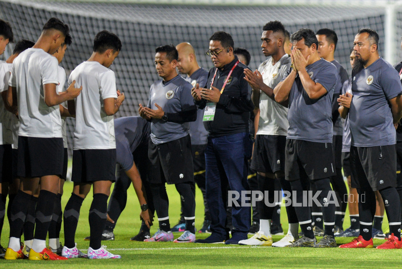 Pemain Timnas Indonesia U-17 saat sesi latihan sebelum berlaga pada babak penyisihan Grup A melawan Ekuador dalam laga U-17 World Cup Indonesia 2023 di Stadion Gelora 10 November, Surabaya, Jawa Timur, Kamis (9/11/2023). Dalam menghadapi pertandingan melawan Ekuador besok 10 November di Stadion Gelora Bung Tomo (GBT), Timnas Indonesia mengaku siap dan optimis dalam menghadapi pertandingan tersebut. Selain itu, Pelatih Timnas Indonesia U-17 Bima Sakti mengintruksikan kepada pemain untuk berhati-hati melakukan tindakan pada saat bertanding, seiring dengan pemberlakuannya penerapan Video Assistant Referee (VAR) diseluruh pertandingan U-17 World Cup Indonesia 2023.