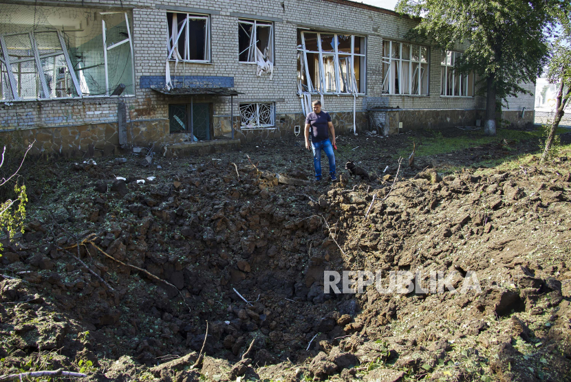  Tim penyelamat Ukraina beristirahat ketika mereka membersihkan puing-puing di sebuah sekolah setelah serangan roket pagi hari di daerah perumahan Kharkiv, Ukraina, 04 Juli 2022. Ukraina mendeteksi militer Rusia sedang bersiap tingkatkan serangan.