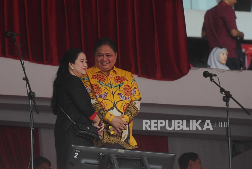 Ketua DPP PDI Perjuangan Puan Maharani (kiri) dan Ketua Umum Partai Golkar Airlangga Hartarto.