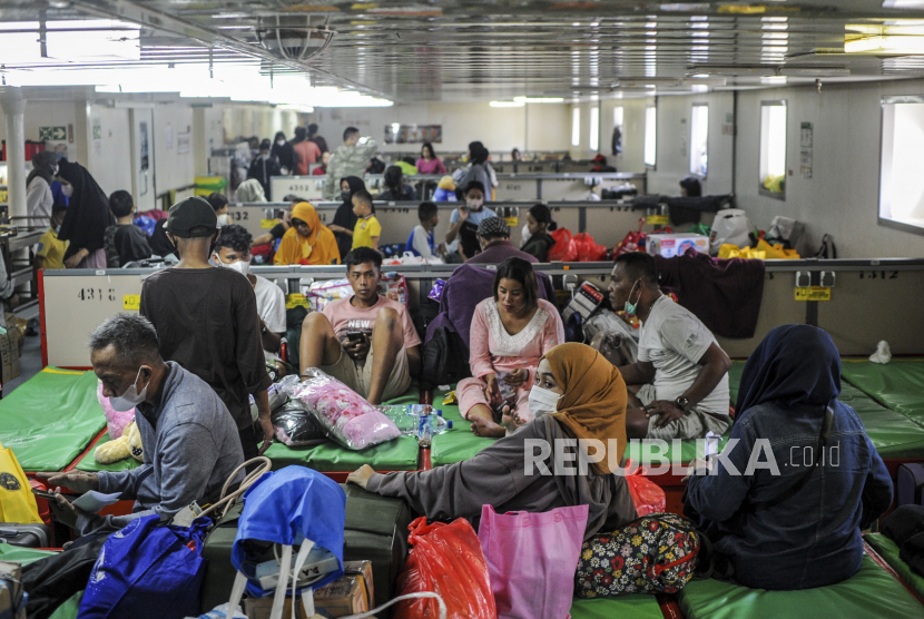Sejumlah penumpang menunggu keberangkatan Kapal Dorolonda di Pelabuhan Tanjung Priok, Jakarta. ilustrasi