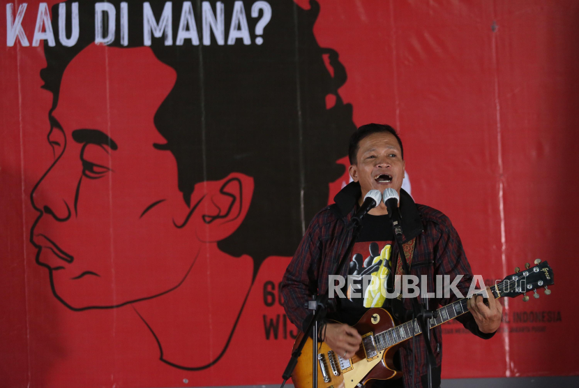 Aktivis reformasi yang juga Direktur Eksekutif Amnesty Internasional Indonesia Usman Hamid membawakan lagu saat menghadiri peringatan 60 tahun penyair Wiji Thukul bertajuk selamat ulang tahun Wiji Thukul, kau dimana? di Galeri Nasional, Jakarta, Sabtu (26/8/2023). Kegiatan yang digelar untuk mengingatkan masih adanya kasus pelanggaran HAM berat yang masih belum terselesaikan termasuk hilangnya sejumlah aktifis seperti penyair Wiji Thukul itu diramaikan dengan pembacaan puisi, musik, dan serta pemutaran film.  
