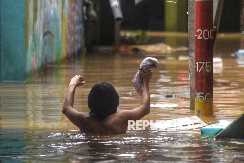 Warga melintasi banjir di Jakarta (ilustrasi). BPBD DKI Jakarta melakukan berbagai upaya untuk mengantisipasi cuaca ekstrem di Jakarta.