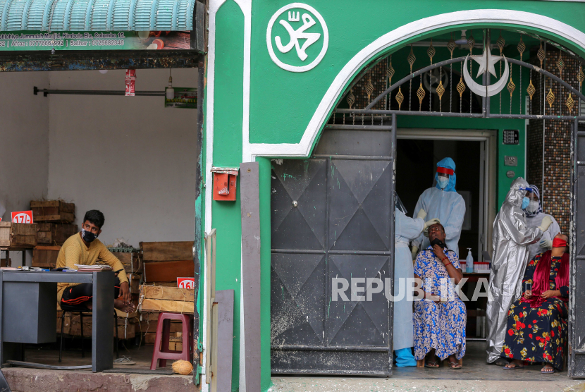  Orang-orang menunggu dalam antrian untuk tes Covid-19 di luar masjid di tengah pandemi virus corona di Kolombo, Sri Lanka, 21 Desember 2020.