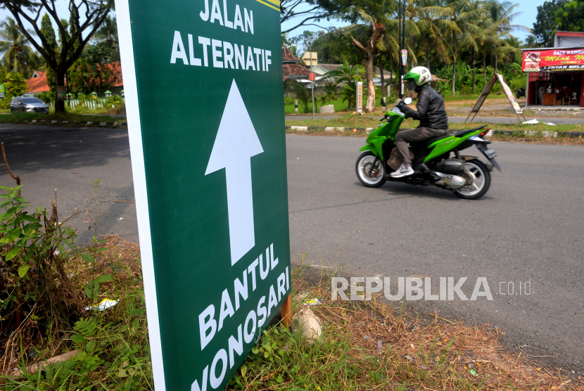 Rambu penunjuk jalan terpasang di simpang jalur pantai selatan (pansela) di Sentolo, DI Yogyakarta (ilustrasi) 