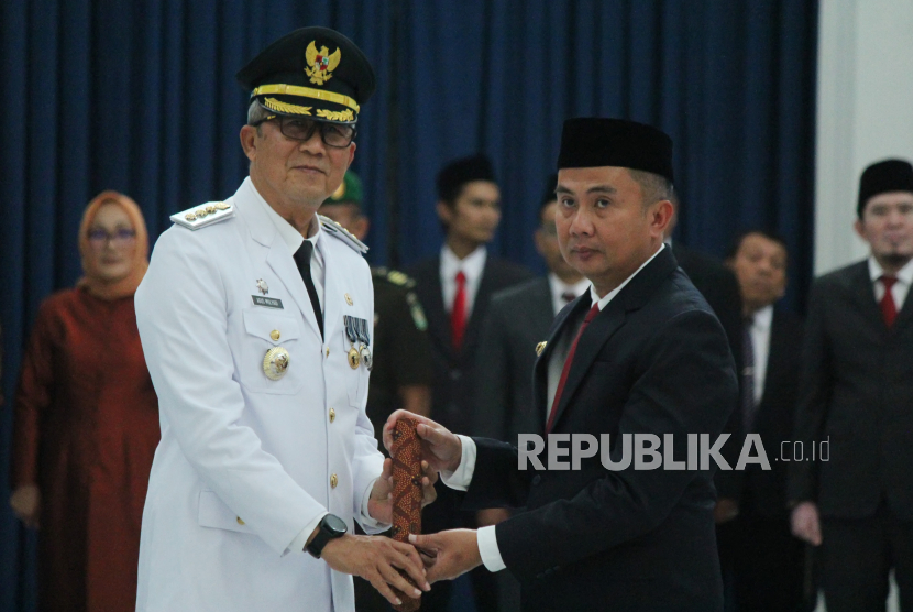 Agus Mulyadi resmi dilantik sebagai Penjabat (Pj) Wali Kota Cirebon oleh Pj Gubernur Jawa Barat Bey Machmudin di Aula Barat Gedung Sate, Kota Bandung, Rabu (13/12/2023). 