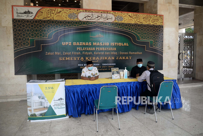 Petugas Amil Zakat memberikan informasi kepada warga yang hendak membayar Zakat di Stand Pelayanan Zakat Masjid Istiqlal, Jakarta tahun lalu. Pengurus Masjid Istiqlal yakin zakat tahun ini lebih besar dibandingkan 2020