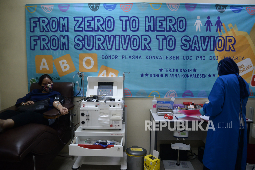 Pasien sembuh Covid-19 mendonorkan plasma konvalesen di Unit Donor Darah (UDD) PMI DKI Jakarta. (Ilustrasi)