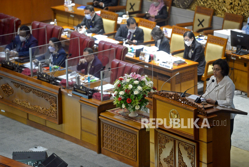 Ketua DPR Puan Maharani menerima draft pandangan pemerintah dari Menteri Keuangan Sri Mulyani pada Rapat Paripurna DPR di Kompleks Parlemen, Senayan, Jakarta, Senin (31/5). Rapat tersebut beragendakan Tanggapan Pemerintah terhadap Pandangan Fraksi-fraksi atas Kerangka Ekonomi Makro (KEM) dan Pokok-pokok Kebijakan Fiskal (PPKF) RAPBN Tahun Anggaran 2022.