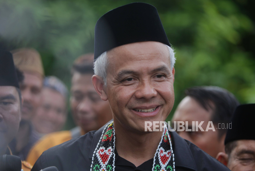 Calon Presiden nomor urut tiga Ganjar Pranowo saat mengunjungi Pondok Pesantren Syaichona Cholil, Balikpapan, Kalimantan Timur, Selasa (5/12/2023).