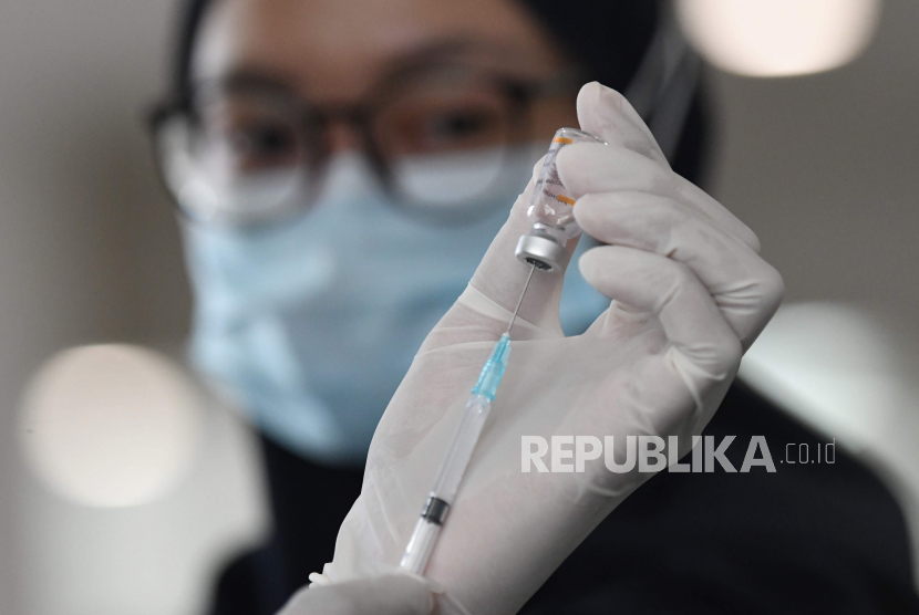 Vaksinasi Tahap Pertama di Solok Selatan Awal Februari. Petugas kesehatan menyiapkan vaksin COVID-19 Sinovac yang akan diberikan pada tenaga kesehatan di Rumah Sakit Darurat (RSD) Wisma Atlet, Kemayoran, Jakarta, Selasa (26/1/2021). Menteri Koordinator Bidang Perekonomian Airlangga Hartarto mengatakan sebanyak 179.000 orang tenaga kesehatan telah melakukan vaksinasi Sinovac hingga hari Senin (26/1/2021) untuk mengejar target penyelesaian vaksin pada akhir tahun 2021. 