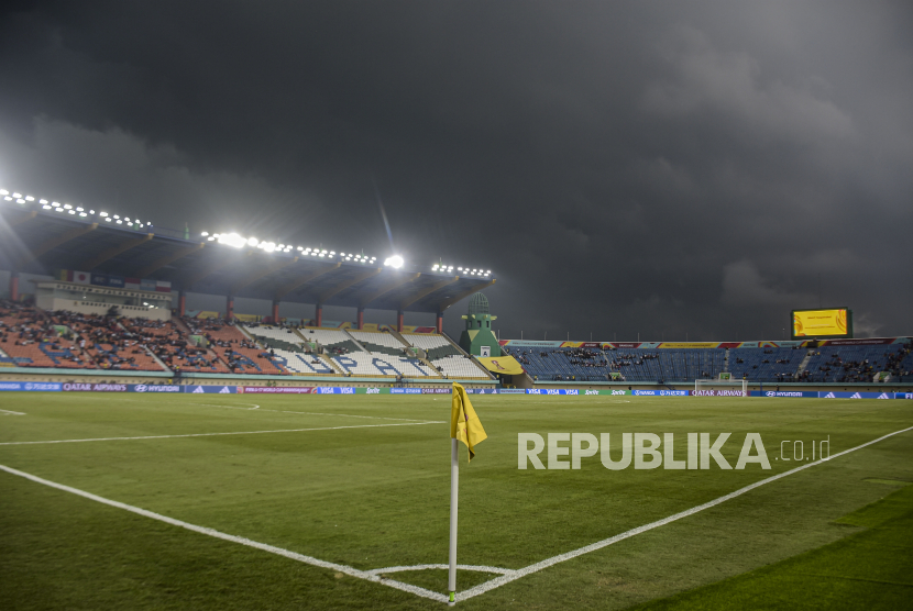 Suasana pertandingan babak penyisihan Grup D Piala Dunia U17 2023 yang dihentikan sementara akibat cuaca di Stadion Si Jalak Harupat, Kabupaten Bandung, Jawa Barat.
