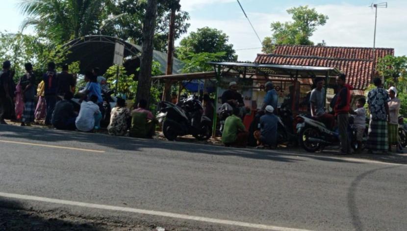 Diduga maling seorang laki-laki tak beridentitas dihakimi massa di Desa Trasak, Kecamatan Larangan Pamekasan, Jumat (15/7/2022). (Foto: Idrus for jatimnow.com)