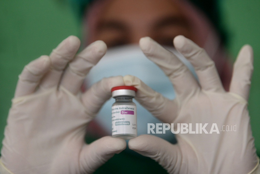 Petugas dari Puskesmas Kecamatan Pulogadung menunjukkan vaksin Covid-19 AstraZeneca.