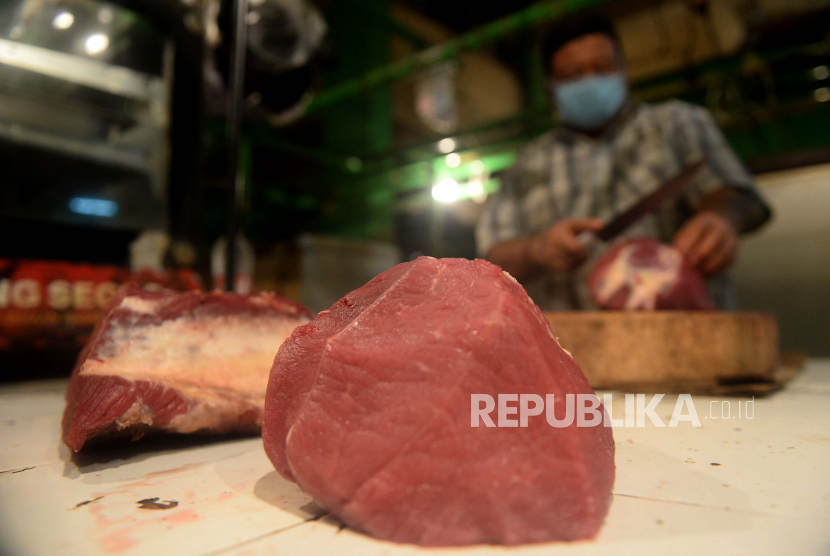 Pedagang memotong daging sapi yang dijualnya (ilustrasi). Pada sejumlah pasar di Kota dan Kabupaten Bogor, pedagang daging sapi masih berjualan seperti biasa pada Rabu (20/1).