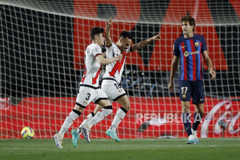 Pesepak bola Rayo Vallecano Alvaro Garcia merayakan golnya ke gawang Barcelona dalam laga lanjutan Liga Spanyol di Campo de Futbol de Vallecas, Madrid, Spanyol, Rabu (26/4/2023). Vallecano mengalahkan Barca dengan skor 2-1. 