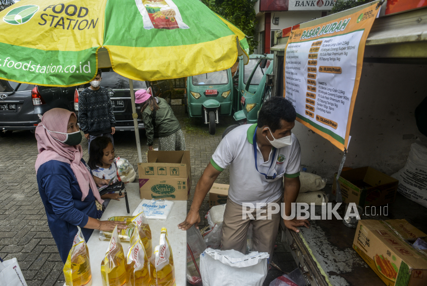 Warga membeli sembako murah di Kantor Kelurahan Cililitan, Jakarta. Ikatan Pedagang Pasar Indonesia (Ikappi) menyampaikan mulai terjadi kelangkaan pasokan gula di pasar tradisional meskipun belum secara menyeluruh mengalami kelangkaan. Di satu sisi, harga gula kini dihargai hampir Rp 15 ribu per kg.