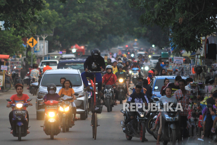 Sejumlah warga memadati salah satu jalan protokol di Indramayu, Jawa Barat, Rabu (6/5/2020). Pemerintah melakukan berbagai upaya guna mencegah penyebaran COVID-19 salah satunya dengan penerapan Pembatasan Sosial Berskala Besar (PSBB), namun kebijakan tersebut masih saja diabaikan karena rendahnya kesadaran masyarakat