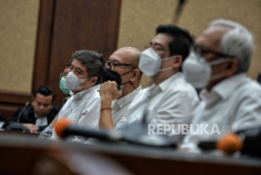 Terdakwa kasus dugaan korupsi terkait izin ekspor minyak sawit mentah atau Crude Palm Oil (CPO) Pierre Togar Sitanggang (tengah)