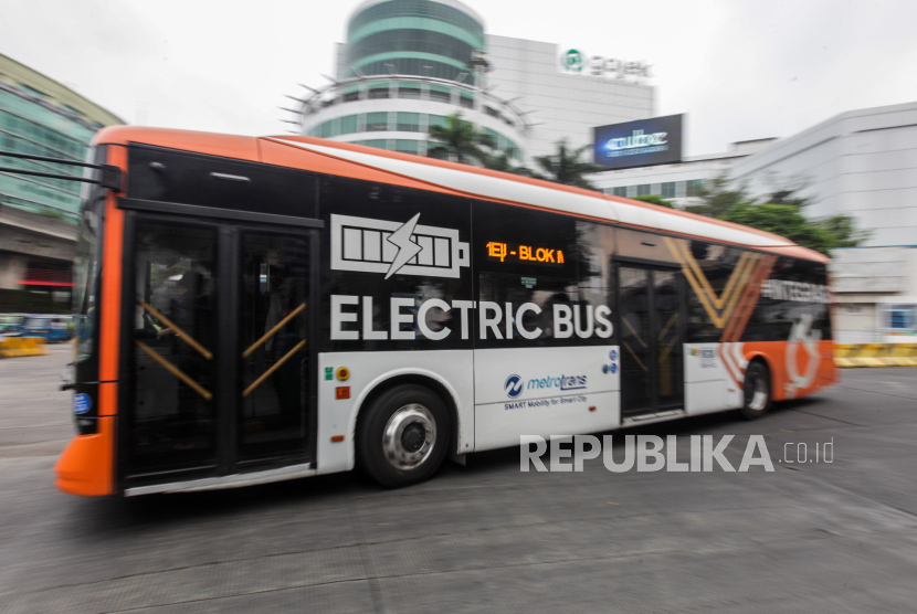 Bus Listrik Transjakarta melintas di Terminal Blok M, Kebayoran Baru, Jakarta Selatan, Rabu (22/11/2023). 
