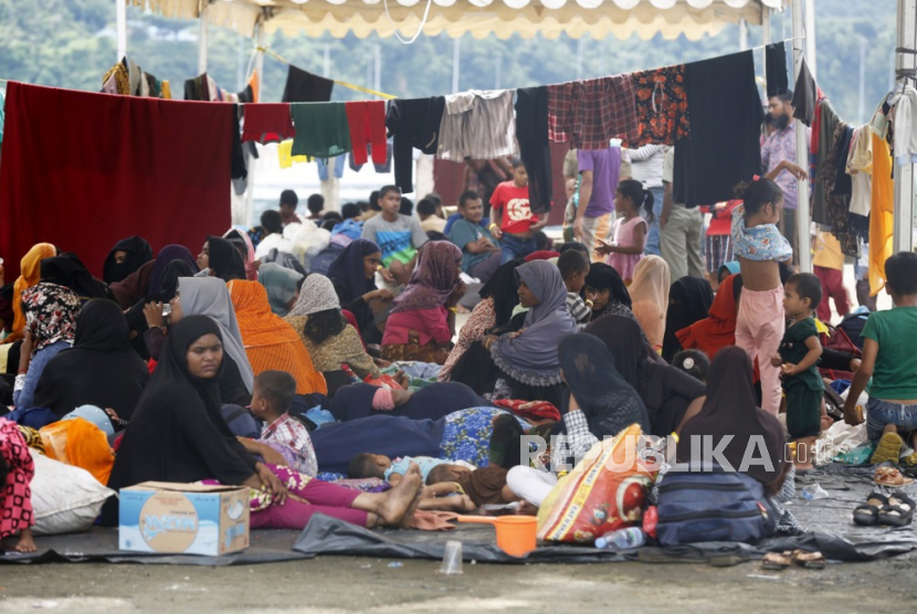Pengungsi Rohingya berada di tenda pengungsian di Pulau Weh, Sabang, Aceh, Kamis (6/12/2023).