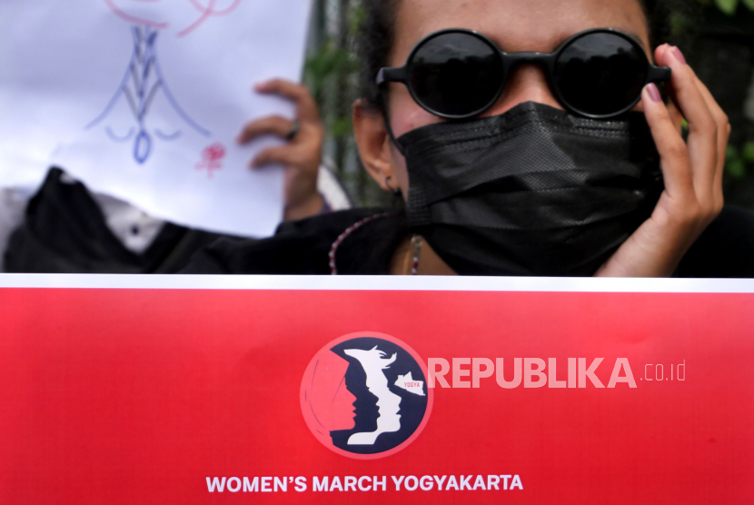 Aktivis dari Kesetaraan Perjuangan Rakyat menggelar aksi menolak kekerasan seksual terhadap anak dan perempuan (ilustrasi).