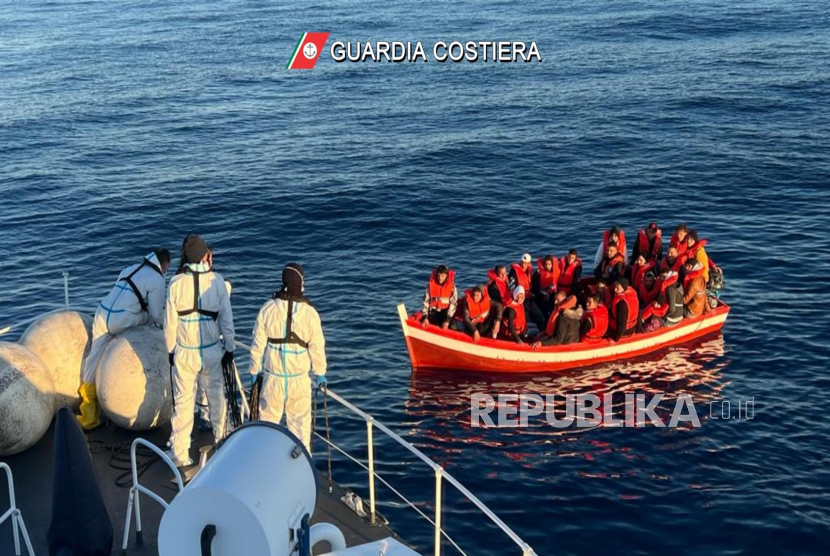  Foto selebaran yang disediakan oleh Penjaga Pantai Italia (Guardia Costiera) menunjukkan Penjaga Pantai Italia menyelamatkan para migran di Laut Ionia di Mediterania, dekat Sisilia dan Calabria, Italia, Senin (10/4/2023) (diterbitkan Selasa (11/4/ 2023). Penjaga pantai Italia mengatakan pada 10 April mereka melakukan operasi penyelamatan sekitar 1.200 migran di atas dua kapal penangkap ikan.